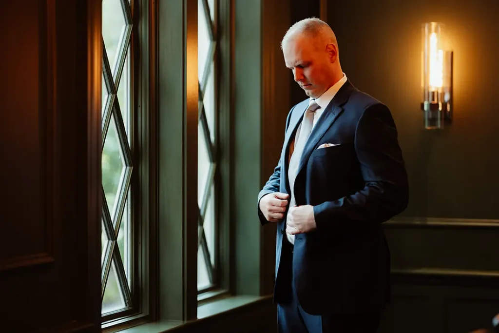 groom getting ready at the wedding at sunset ridge club